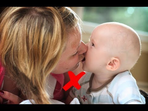 انتقال فيروس خطير إلى طفل من أمه بسبب قبلة في الفم