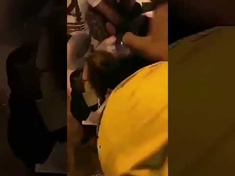 شاهد لحظة اعتداء مجموعة من الشباب على فتاة سعودية