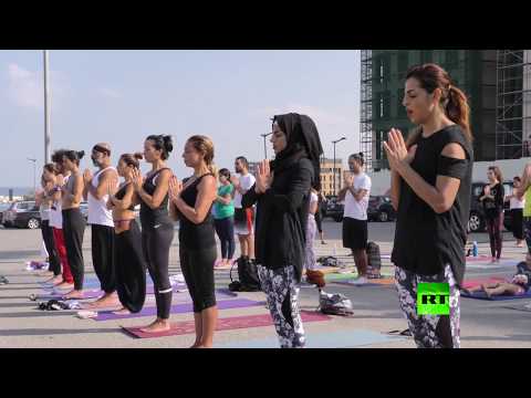 شاهد تنظيم يوغا جماعية للمواطنين وسط بيروت