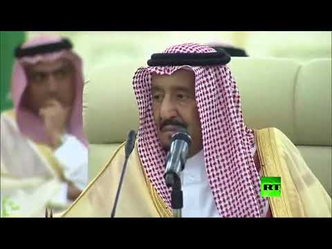 لحظة استقبال الملك السعودي سلمان لوزير الخارجية الأميركي