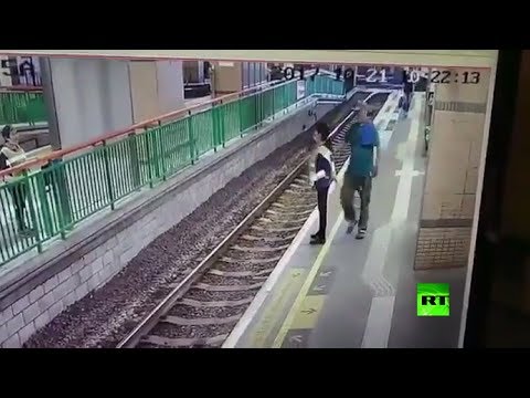 رجل يرمي عجوزًا فوق سكة الحديد