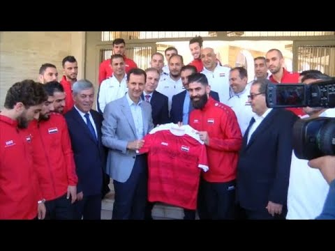 بشار الأسد يلتقي بلاعبي كرة قدم كانا من المعارضة