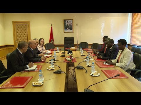 شاهد العربي بن الشيخ يتباحث مع وزير الخارجية لجنوب السودان