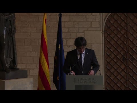 شاهد رئيس كتالونيا يتراجع عن خيار الدعوة لانتخابات مبكرة