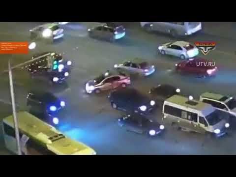 بالفيديو  سيارة شرطة توقف المرور لعبور أحد المعاقين