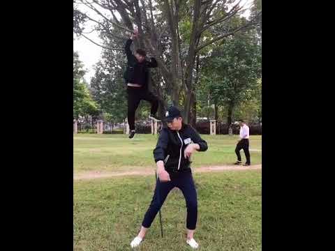 خدعة العصا السحرية بشكل كوميدي