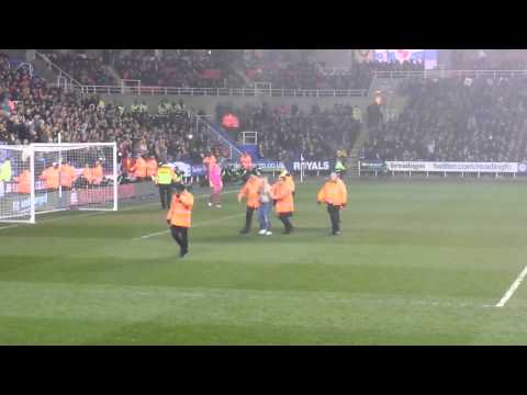 مشجع سكران يقتحم الملعب في انجلترا