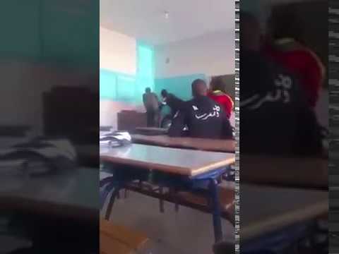 شاهد طالب يعتدي على مُعلم داخل المدرسة