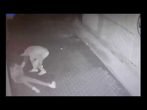 لص يوجه 25 لكمة لرجل بهدف سرقته