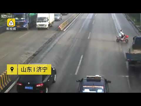 سيدة علمت بمرض ابنها فتعرضت لحادث في الطريق