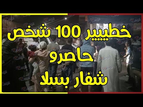 شاهد 100 شخص يعتدون على لص حاول سرقة فتاة
