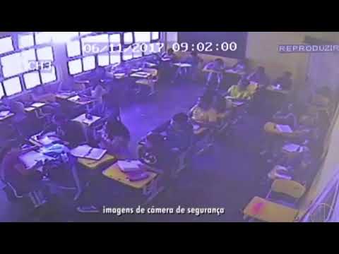 لحظة اقتحام شاحنة لمدرسة في البرازيل