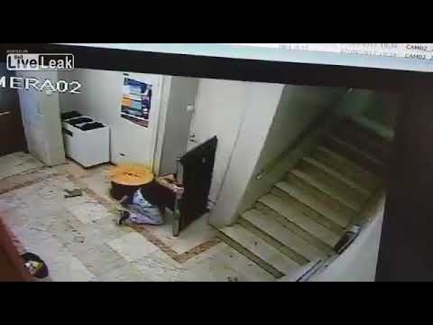 موقف محرج للص حاول سرقة شاشة تليفزيون ضخمة