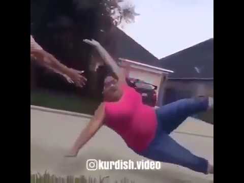 سقوط مروع لامرأة بدينة بسبب الاسكوتر الذكي