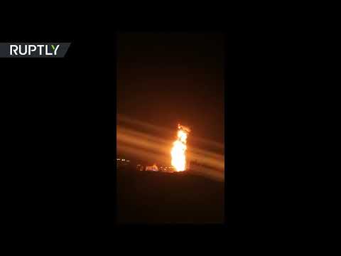 لحظة حريق أنابيب النفط في البحرين