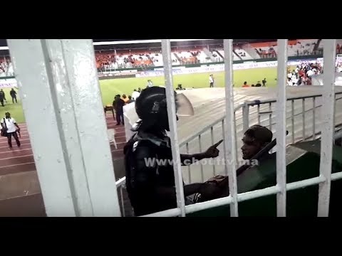 شاهد لحظة تعنيف الجماهير المغربية من طرف الأمن الإيفواري