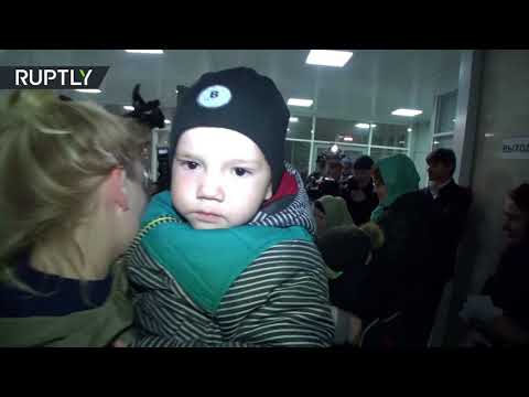 شاهد زوجة داعشي مع أطفالها في الطريق إلى وطنها كازاخستان