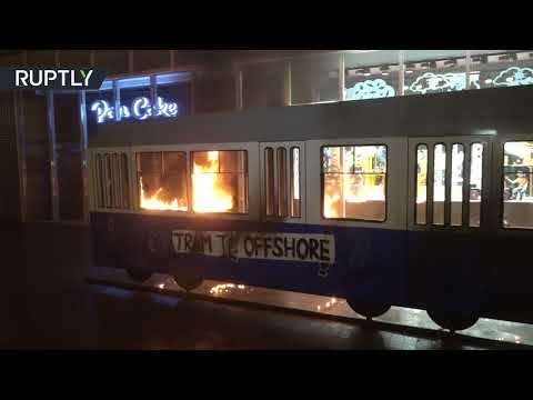 عارية تشعل ترامواي احتجاجًا على الرئيس الأوكراني