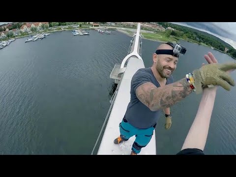 السويدي آدمز يتسلق الإطار المعدني لجسر سولفيبورغ