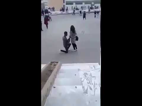 شاهد رد فعل فتاة طلب حبيبها الزواج منها في الجامعة