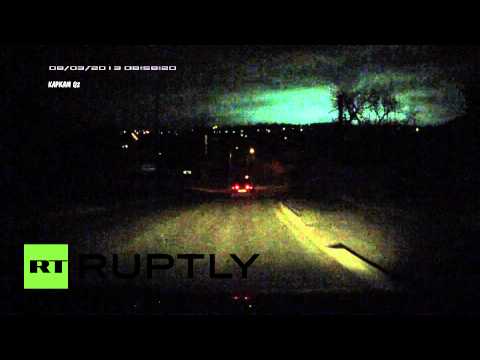 شاهد الأجسام الغريبة في ستافروبل تضيء السماء المظلمة ليلًا