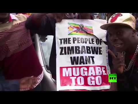 شاهد آلاف الزيمبابويين يخرجون إلى الشوارع للاحتفال بتنحية موغابي