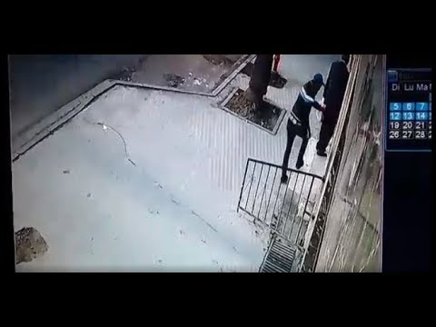 لص يسرق رجل في وضح النهار بطريقة ماكرة