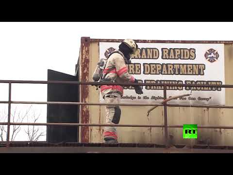 شاهد تجربة رهيبة لسرعة اشتعال الديك الرومي مع الزيت المغلي