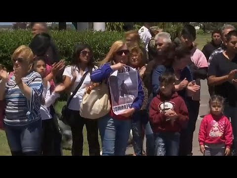 شاهد أسر طاقم الغواصة المفقودة يتظاهرون أمام القاعدة البحرية