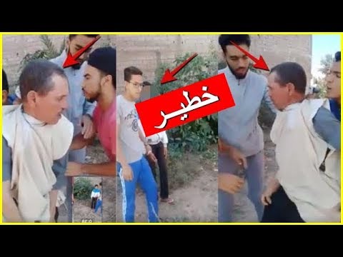 شاهد شباب ينقذون طفلًا صغيرًا من يد رجل كبير السن
