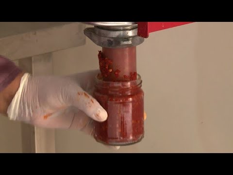 شاهد الهريسة التقليدية تؤمن الاستقلالية لمزارعات تونسيات