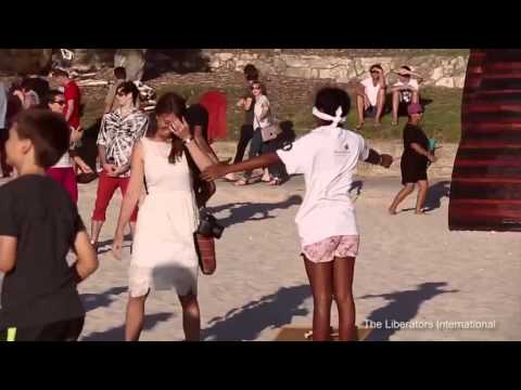 فتاة تعانق المواطنين لنيل ثقتهم شاهد بالفيديو