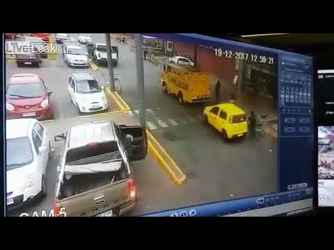 شاهد سرقة مال من موظف على طريقة أفلام الأكشن