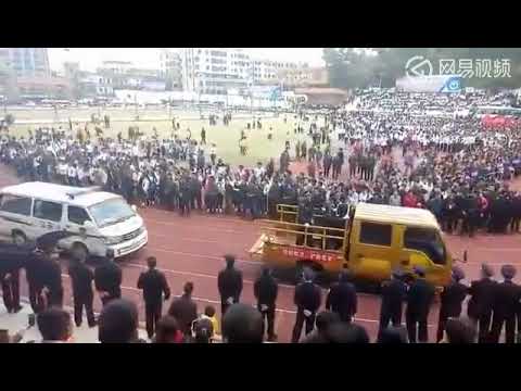 شاهد إعدام جماعي لتجار المخدرات والقتلة أمام آلاف الأشخاص