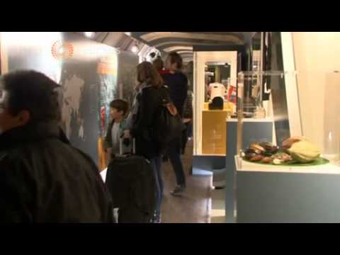 قطار الشيكولاتة يصنع الفرحة في باريس فيديو