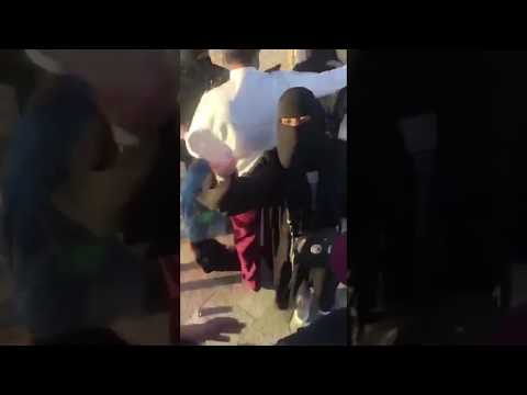 شاهد لحظة اعتداء رجال أمن سعوديين على فتيات منتقبات