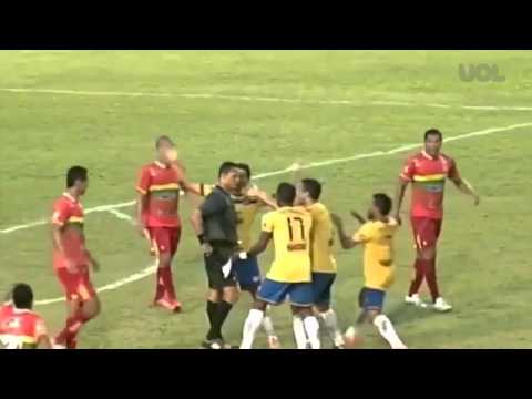 لاعب برازيلي يعتدي على حكم فيديو