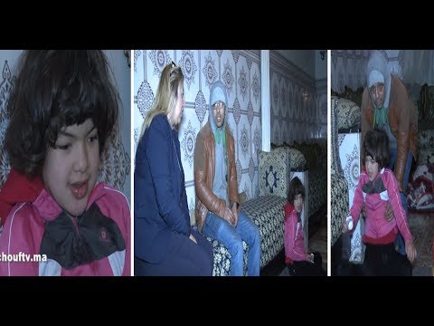 شاهد طفلة صغيرة تعاني من الإعاقة