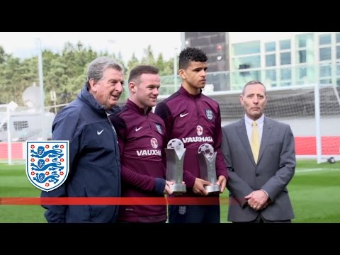 فيديو روني يتسلم جائزة أفضل لاعب إنجليزي للعام 2014