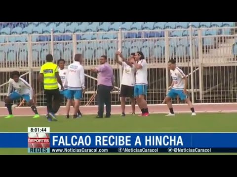 مشجع يقتحم تمرين كولومبيا في البحرين بالفيديو