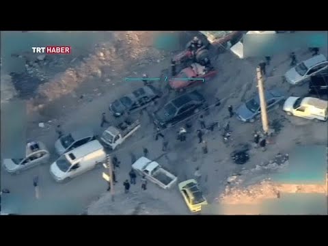 بالفيديو مقاتلين أكراد يمنعون مدنيين من الرحيل