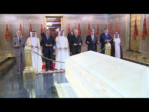 شاهد رئيس مجلس الوزراء القطري يزور ضريح محمد الخامس