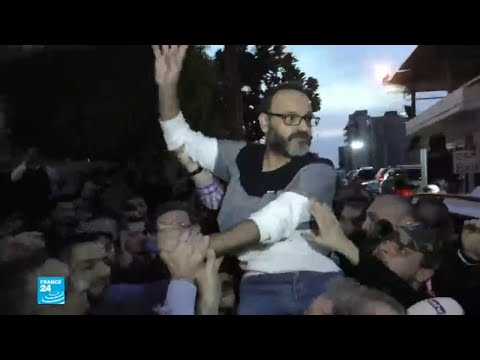 شاهد إخلاء سبيل الممثل اللبناني زياد عيتاني بعد تبرئته من تهمة التعامل مع إسرائيل