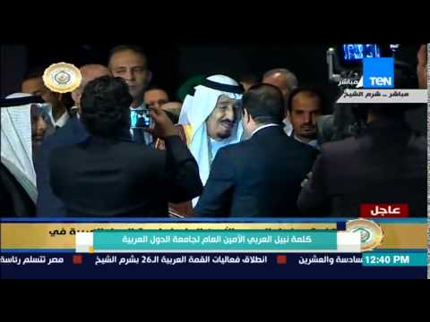 لحظة مغادرة العاهل السعودي قاعة القمة العربية