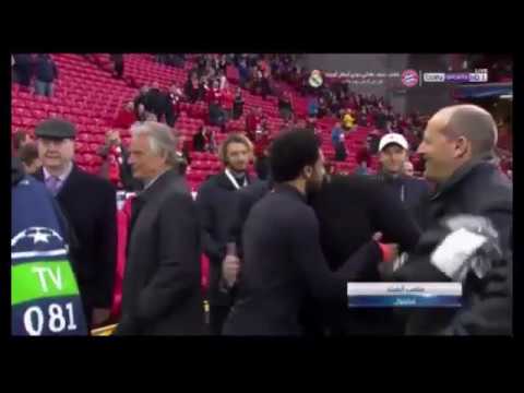 لحظة دخول محمد صلاح إلى ملعب انفيلد