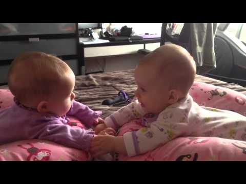 الطريقة التي يتفاهم بها توأم رضيع