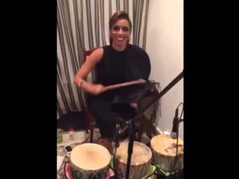 فنانة يمنية تتحول لـ«طبالة»