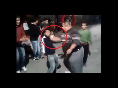 شاهد شاب منغولي يضرب طفلًا حاول الرقص إلى جانبه