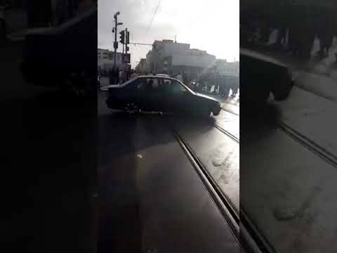 شاهد شخص يسرق سيارة خاصة ويحاول دهس المارة في الرباط