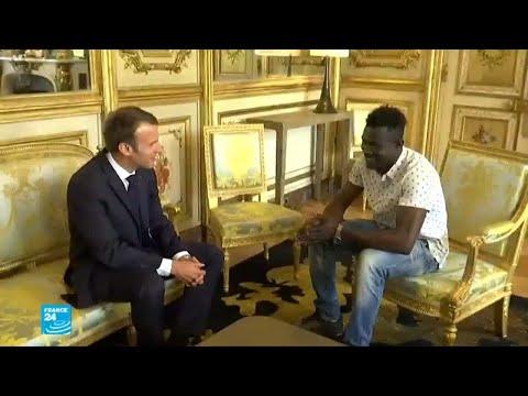 شاهد إيمانويل ماكرون يمنح الجنسية الفرنسية لمهاجر